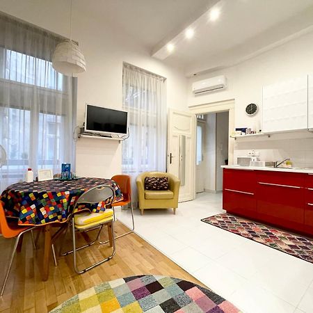 Rainbow Pearl Apartment At St Stephen' S Basilica Budapeste Exterior foto