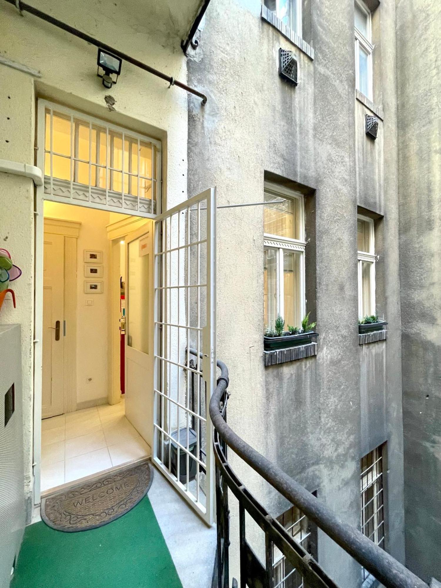 Rainbow Pearl Apartment At St Stephen' S Basilica Budapeste Exterior foto
