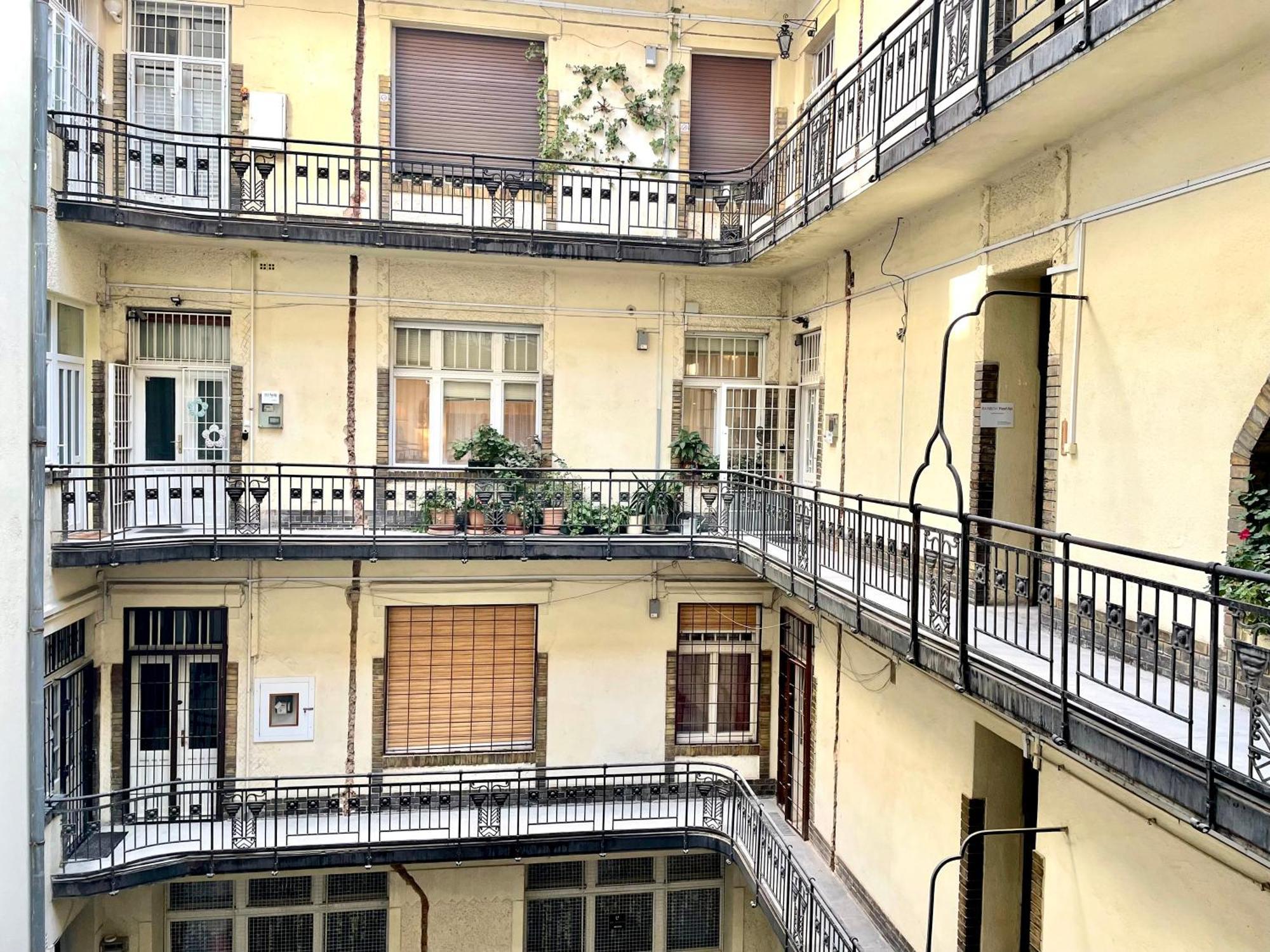 Rainbow Pearl Apartment At St Stephen' S Basilica Budapeste Exterior foto