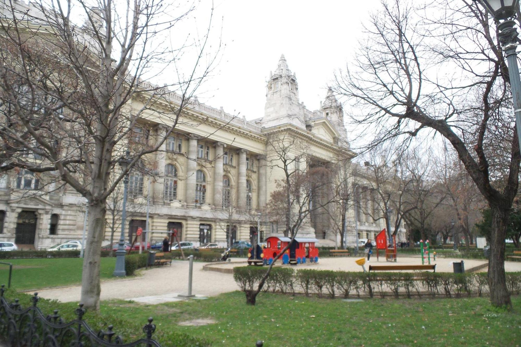 Rainbow Pearl Apartment At St Stephen' S Basilica Budapeste Exterior foto
